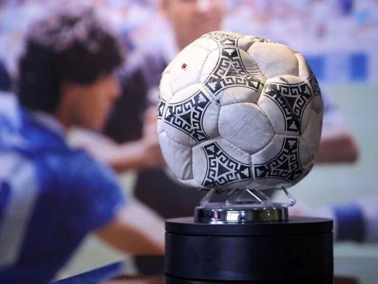 Le ballon de la Coupe du monde « Hand of God » de Maradona vendu pour 2,4 millions de dollars