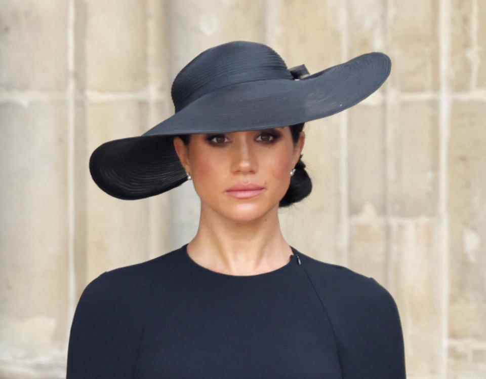 Meghan, duchesse de Sussex est vue lors des funérailles d'État de la reine Elizabeth II à l'abbaye de Westminster le 19 septembre 2022 à Londres, en Angleterre.  Elizabeth Alexandra Mary Windsor est née à Bruton Street, Mayfair, Londres le 21 avril 1926. Elle a épousé le prince Philip en 1947 et est montée sur le trône du Royaume-Uni et du Commonwealth le 6 février 1952 après la mort de son père, le roi George VI.  La reine Elizabeth II est décédée au château de Balmoral en Écosse le 8 septembre 2022 et est remplacée par son fils aîné, le roi Charles III.  (Photo de Chris Jackson/Getty Images)