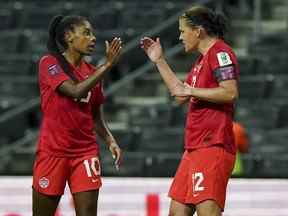 La canadienne Christine Sinclair, à gauche, est félicitée par sa coéquipière Ashley Lawrence après avoir marqué le premier but de son équipe contre Trinité-et-Tobago lors d'un match de football du championnat féminin de la CONCACAF à Monterrey, au Mexique, le mardi 5 juillet 2022. Le Canada, septième au classement, renouvelle sa rivalité avec No 9. Le Brésil, vendredi, lors du premier des deux matches amicaux de football féminin.  Le capitaine Sinclair et Lawrence sont de retour après avoir raté les matches amicaux d'octobre contre l'Argentine et le Maroc.