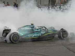 Le pilote allemand d'Aston Martin, Sebastian Vettel, brûle les pneus alors qu'il terminait sa dernière course en carrière au Grand Prix de Formule 1 d'Abu Dhabi, à Abu Dhabi, aux Émirats arabes unis, le dimanche 20 novembre 2022.