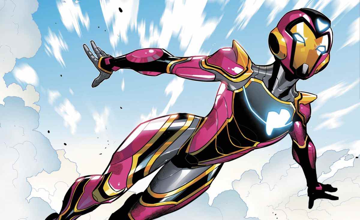 Riri Williams plane à travers les nuages ​​dans son costume Ironheart, avec son logo en forme de cœur oblong dans Ironheart #1 (2018).