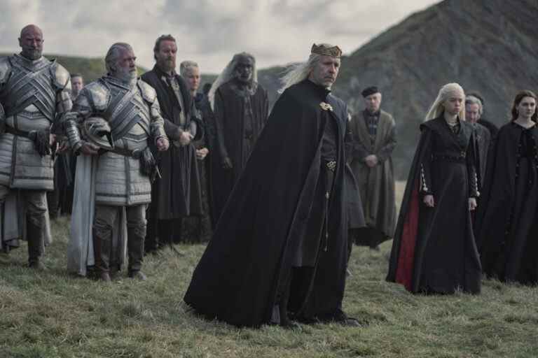 King Viserys I (Paddy Considine), Otto Hightower (Rhys Ifans), Princess Rhaenys Targaryen (Eve Best), Lord Corlys Velaryon (Steve Toussaint), Princess Rhaenrya Targaryen (Milly Alcock), and Lady Alicent Hightower (Emily Carey) gather for a funeral