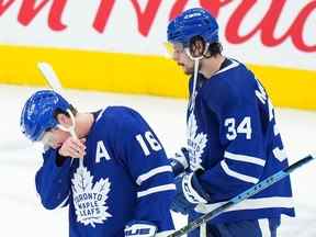 Les attaquants des Maple Leafs Mitchell Marner (à gauche) et Auston Matthews n'ont pas été à la hauteur des attentes jusqu'à présent cette saison.