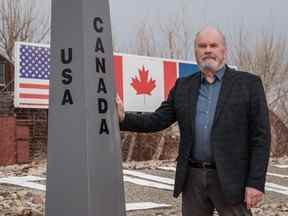 Jim Willett, maire du village de Coutts, Alb.  pose pour une photo le mercredi 24 mars 2021.