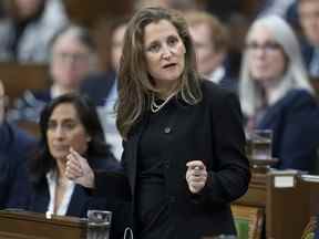 La vice-première ministre et ministre des Finances, Chrystia Freeland, se lève pendant la période des questions, à Ottawa, le lundi 26 septembre 2022. La ministre des Finances, Chrystia Freeland, déposera aujourd'hui sa mise à jour budgétaire de mi-année à la Chambre des communes, axée fortement sur la stimulation des investissements dans la propreté du Canada. industries de l'énergie en réponse aux nouvelles incitations fiscales américaines promulguées l'été dernier.