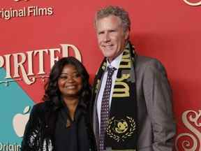 Les acteurs Will Ferrell (à droite) et Octavia Spencer ont taquiné leur co-vedette de Spirited Ryan Reynolds.