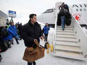 Le quart-arrière Zach Collaros et les Blue Bombers de Winnipeg partiront de l'aéroport international de Winnipeg en route vers la Coupe Grey à Regina le mardi 15 novembre 2022. Collaros ne s'est pas entraîné avec l'équipe mercredi.