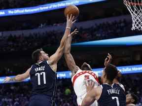 L'arrière des Dallas Mavericks Luka Doncic (77) attrape un rebond contre l'attaquant des Toronto Raptors Precious Achiuwa (5) au deuxième quart au American Airlines Center.