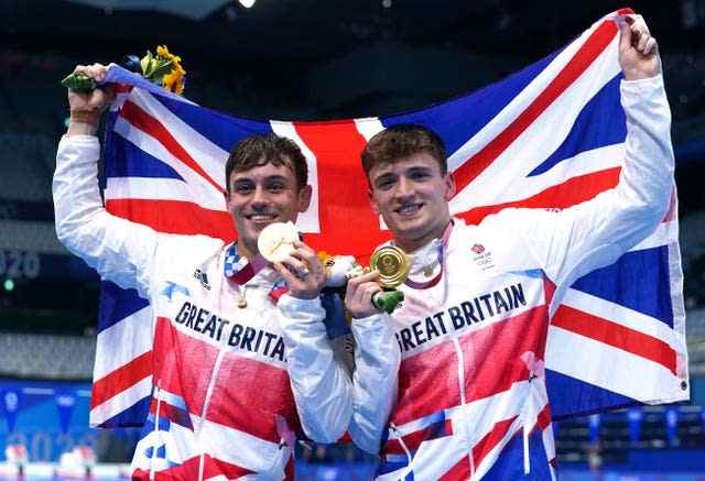 Tom Daley (à gauche) et Matty Lee célèbrent leur médaille d'or lors de la finale de la plate-forme synchronisée de 10 m hommes au Centre aquatique de Tokyo le troisième jour des Jeux Olympiques de Tokyo 2020 au Japon