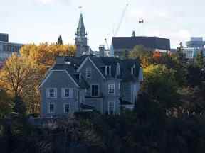 La résidence des premiers ministres canadiens, 24 Sussex, est vue sur les rives de la rivière des Outaouais à Ottawa le lundi 26 octobre 2015.