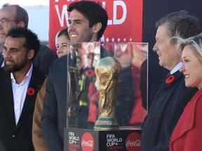 Les anciens joueurs internationaux canadiens Dwayne de Rosario (à gauche), Stéphane Labbe et la superstar brésilienne Kaka aident le maire de Toronto John Tory et la mairesse de Mississauga Bonnie Crombie (à droite) à dévoiler le trophée de la Coupe du monde à l'aéroport international Pearson le mercredi 9 novembre 2022.