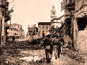 Des soldats traversent les décombres de la bataille de Remini, en Italie, pendant la Seconde Guerre mondiale.  Le conseiller en placement Arthur Salzer affirme que la période qui a suivi la guerre fournit une comparaison utile pour la situation économique actuelle.