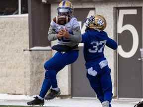 Les Blue Bombers de Winnipeg Nic Demski (à gauche) et Brandon Alexander se battent pour un entre-deux dans la zone des buts lors de l'entraînement au Leibel Field vendredi à Regina.  Les Bombers affronteront les Argonauts de Toronto dimanche pour la Coupe Grey.  TROY FLEECE/Postmédia