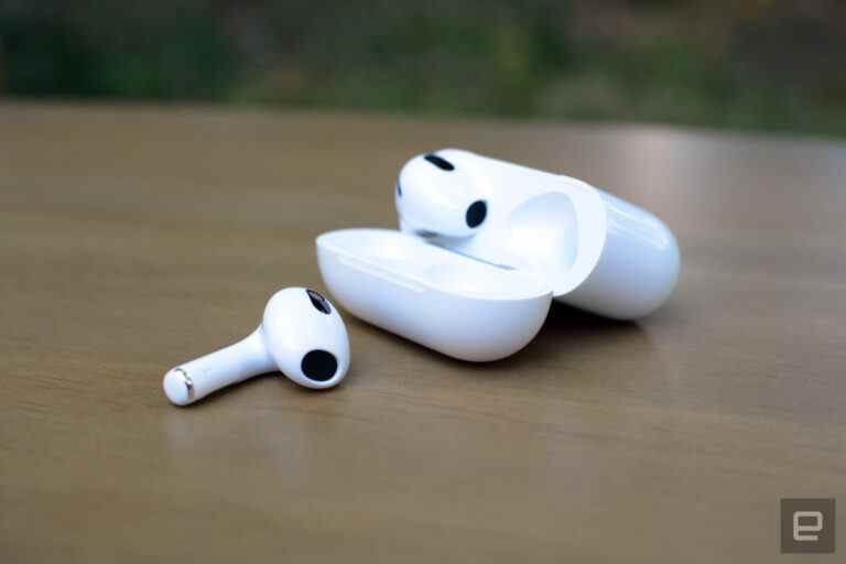 Les AirPods de troisième génération d’Apple tombent à un nouveau plus bas de 140 $ avant le Black Friday