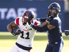 Le receveur des Alouettes de Montréal Kaion Julien-Grant (11) combat le demi défensif des Argonauts de Toronto Royce Metchie (9) lors de la première mi-temps de la LCF à Toronto le samedi 29 octobre 2022.