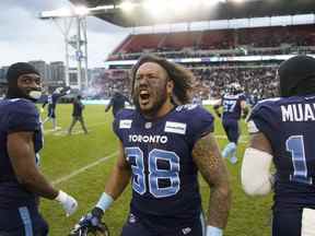 Le porteur de ballon des Argonauts de Toronto Declan Cross (38 ans) réagit après sa victoire en finale de l'Est contre les Alouettes de Montréal au BMO Field.