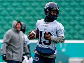 Le receveur des Argonauts Kurleigh Gittens Jr. court avec le ballon lors d'un entraînement de la Coupe Grey au Mosaic Stadium de Regina.  Les Argos ont grandi et sont devenus plus forts en équipe après avoir survécu à des troubles internes qui auraient pu faire dérailler leur saison au début.