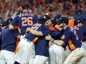 Jose Altuve # 27 des Astros de Houston célèbre après avoir battu les Phillies de Philadelphie 4-1 pour remporter la Série mondiale 2022 dans le sixième match de la Série mondiale 2022 au Minute Maid Park samedi soir.