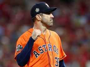 Justin Verlander # 35 des Astros de Houston réagit après la fin de la cinquième manche contre les Phillies de Philadelphie dans le cinquième match de la Série mondiale 2022 au Citizens Bank Park le 03 novembre 2022 à Philadelphie.