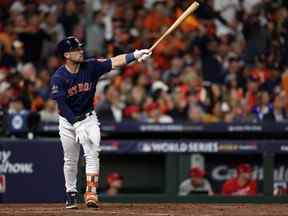 Alex Bregman des Astros de Houston frappe un circuit de deux points lors de la cinquième manche contre les Phillies de Philadelphie lors du deuxième match de la Série mondiale 2022 au Minute Maid Park le 29 octobre 2022 à Houston, Texas.