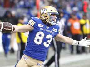 Le receveur éloigné des Blue Bombers Dalton Schoen marque un touché en première demie contre les Lions de la Colombie-Britannique au IG Field.