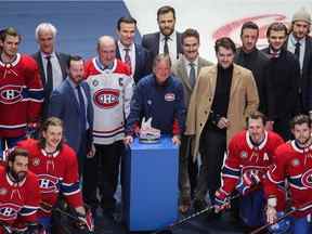 Le directeur de l'équipement de longue date des Canadiens de Montréal, Pierre Gervais, au centre, est honoré au centre de la glace par l'équipe avant son dernier match de la saison contre les Panthers de la Floride au Centre Bell de Montréal le 29 avril 2022.