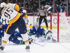 Matt Duchene (95 ans) des Nashville Predators voit son tir bloqué par Ethan Bear (74 ans) des Canucks de Vancouver devant le gardien Thatcher Demko (35 ans) lors de la première période d'un match de hockey de la LNH à Vancouver, le samedi 5 novembre 2022.