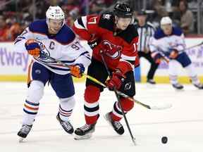 Connor McDavid # 97 des Oilers d'Edmonton affronte Yegor Sharangovich # 17 des Devils du New Jersey pour la rondelle lors de la deuxième période du match au Prudential Center le 21 novembre 2022 à Newark, New Jersey.