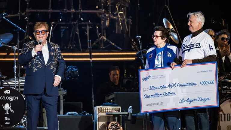 Les Dodgers de Los Angeles font un don de 1 million de dollars à la Elton John AIDS Foundation alors que la dernière tournée nord-américaine se termine
	
	
