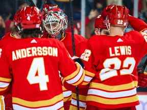 12 novembre 2022 ;  Calgary, Alberta, CAN ;  Le gardien de but des Flames de Calgary, Jacob Markstrom (25 ans), célèbre sa victoire avec ses coéquipiers contre les Jets de Winnipeg au Scotiabank Saddledome.  Crédit obligatoire : Sergei Belski - USA TODAY Sports