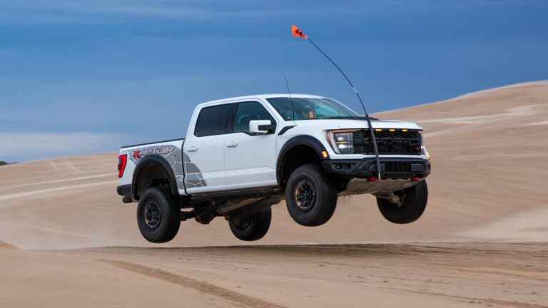 Les Ford F-150 Raptor R et Ram 1500 TRX 2023 traitent le MPG comme un score de golf