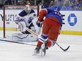 Le gardien des Oilers Jack Campbell effectue un arrêt contre Vincent Trocheck des Rangers samedi.