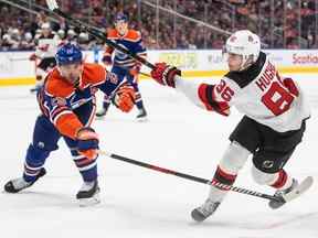 Jack Hughes (86 ans) des Devils du New Jersey est contrôlé par Darnell Nurse (25 ans) des Oilers d'Edmonton lors de la première période d'action de la LNH à Edmonton le jeudi 3 novembre 2022.