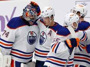 Les coéquipiers félicitent le gardien de but Stuart Skinner # 74 des Oilers d'Edmonton après la victoire 4-2 contre les Panthers de la Floride au FLA Live Arena le 12 novembre 2022 à Sunrise, en Floride.