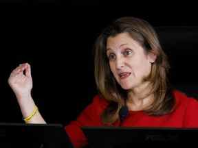 La vice-première ministre et ministre des Finances du Canada, Chrystia Freeland, témoigne devant la Commission d'urgence de l'ordre public à Ottawa, Ontario, Canada le 24 novembre 2022. REUTERS/Blair Gable