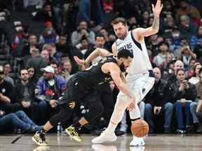 Le gardien des Raptors de Toronto Fred VanVleet dribble le ballon devant le gardien des Mavericks de Dallas Luka Doncic à la Scotiabank Arena samedi soir.  Dan Hamilton/USA AUJOURD'HUI SPORTS