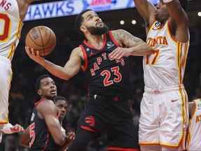 Le gardien des Raptors de Toronto, Fred VanVleet (23 ans), dépasse l'attaquant des Atlanta Hawks Onyeka Okongwu (17 ans) au premier quart à la State Farm Arena.