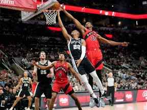 Romeo Langford des San Antonio Spurs se dirige vers le panier contre Christian Koloko des Raptors au cours de la première mi-temps à San Antonio le mercredi 2 novembre 2022.