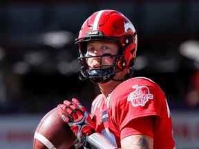 Le quart-arrière des Stampeders de Calgary Bo Levi Mitchell s'échauffe avant d'affronter les Lions de la Colombie-Britannique au football de la LCF à Calgary le samedi 13 août 2022.