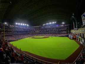 Vue du terrain lors du premier match de la Série mondiale 2022 entre les Astros et les Phillies au Minute Maid Park de Houston, le vendredi 28 octobre 2022.