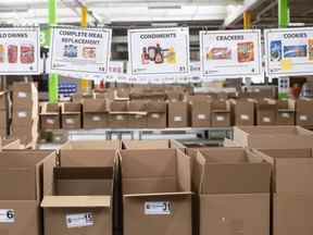 Des boîtes attendent d'être remplies de provisions à l'entrepôt de la Daily Bread Food Bank à Toronto, le 18 mars 2020. Les chercheurs canadiens sur l'insécurité alimentaire affirment que les appels des fêtes pour que les gens fassent un don à leurs banques alimentaires locales peuvent être difficiles à avaler.