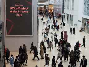 Les gens naviguent dans le Yorkdale Mall à la recherche de ventes du Black Friday à Toronto le vendredi 26 novembre 2021.