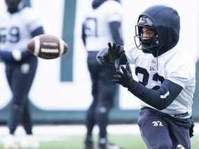 Le retourneur de botté des Argonauts de Toronto, Javon Leake, attrape le ballon lors d'un entraînement à Regina, le vendredi 18 novembre 2022.