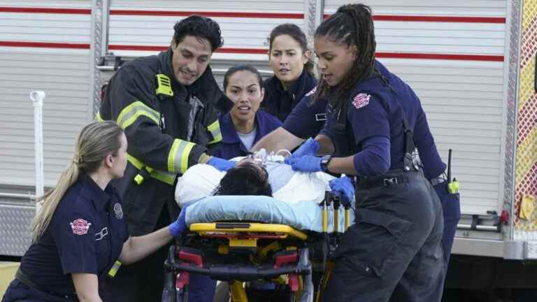 Les fans de Station 19 sont livides que le Cliffhanger de la finale de l'automne n'ait pas été abordé lors du crossover de Grey's Anatomy
