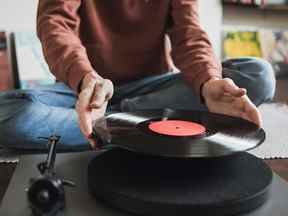 La musique sur vinyle coûte au moins 25 $ ou 30 $ par disque, contre 10 $ par mois pour de la musique illimitée sur un service de streaming.