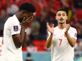 Le Canadien Alphonso Davies a l'air abattu après avoir été arrêté par le Belge Thibaut Courtois au stade Ahmad Bin Ali.