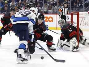 Le centre des Jets Sam Gagner a un tir bloqué par le défenseur des Hurricanes de la Caroline Brady Skjei devant le gardien des Hurricanes de la Caroline Pyotr Kochetkov lundi soir.