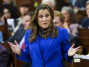 La ministre des Finances, Chrystia Freeland, prend la parole lors de la période des questions à la Chambre des communes sur la Colline du Parlement à Ottawa, le lundi 3 octobre 2022. Les partis fédéraux font avancer leurs priorités budgétaires avant la publication de l'énoncé économique de l'automne, les conservateurs réclamant de nouvelles dépenses et le NPD s'inquiète d'une éventuelle récession.