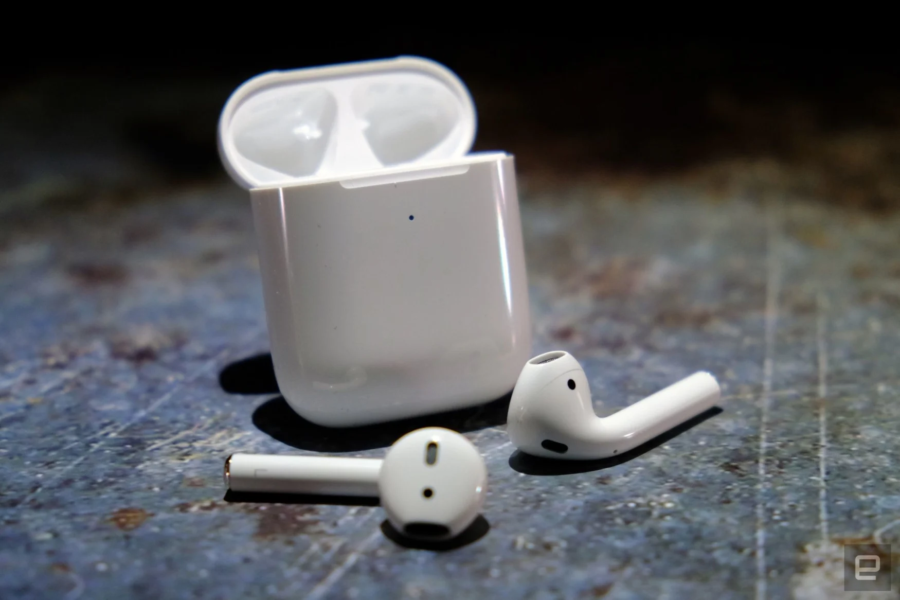 Apple AirPods avec étui de chargement sans fil