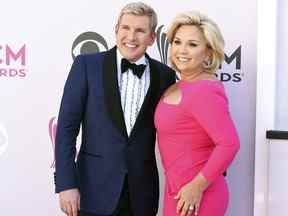 DOSSIER – Todd Chrisley, à gauche, et sa femme, Julie Chrisley, posent pour des photos lors de la 52e cérémonie annuelle des Academy of Country Music Awards le 2 avril 2017 à Las Vegas.  Todd et Julie Chrisley étaient motivés par la cupidité alors qu'ils se livraient à un vaste stratagème de fraude bancaire, puis cachaient leur richesse aux autorités fiscales tout en affichant leur style de vie somptueux, ont déclaré les procureurs fédéraux, arguant que les stars de la télé-réalité devraient être condamnées à de longues peines de prison.  Ils ont été reconnus coupables d'accusations fédérales en juin et devraient être condamnés par la juge de district américaine Eleanor Ross lors d'une audience qui débutera le lundi 21 novembre.